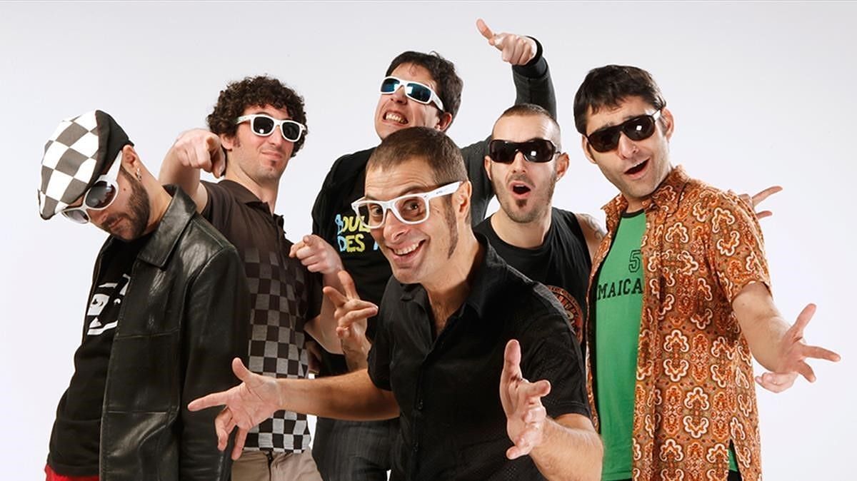 La banda madrileña recala en el enclave de Santa Colomba de Somoza de la mano del primer encuentro de aficionados a las ‘scooters’ clásicas. | L.N.C. La banda madrileña recala en el enclave de Santa Colomba de Somoza de la mano del primer encuentro de aficionados a las ‘scooters’ clásicas. | L.N.C.