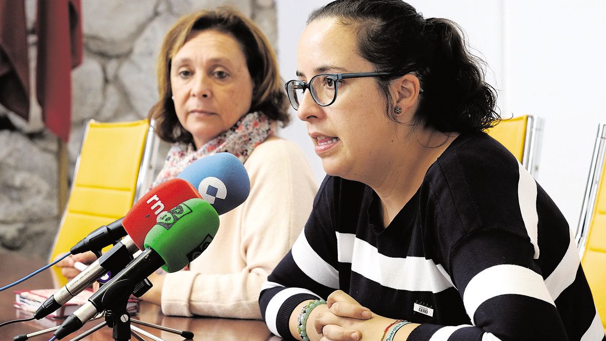 La edil Aurora Baza (i) y Camino Rivero, portavoz de las ONGs. | DANIEL MARTÍN