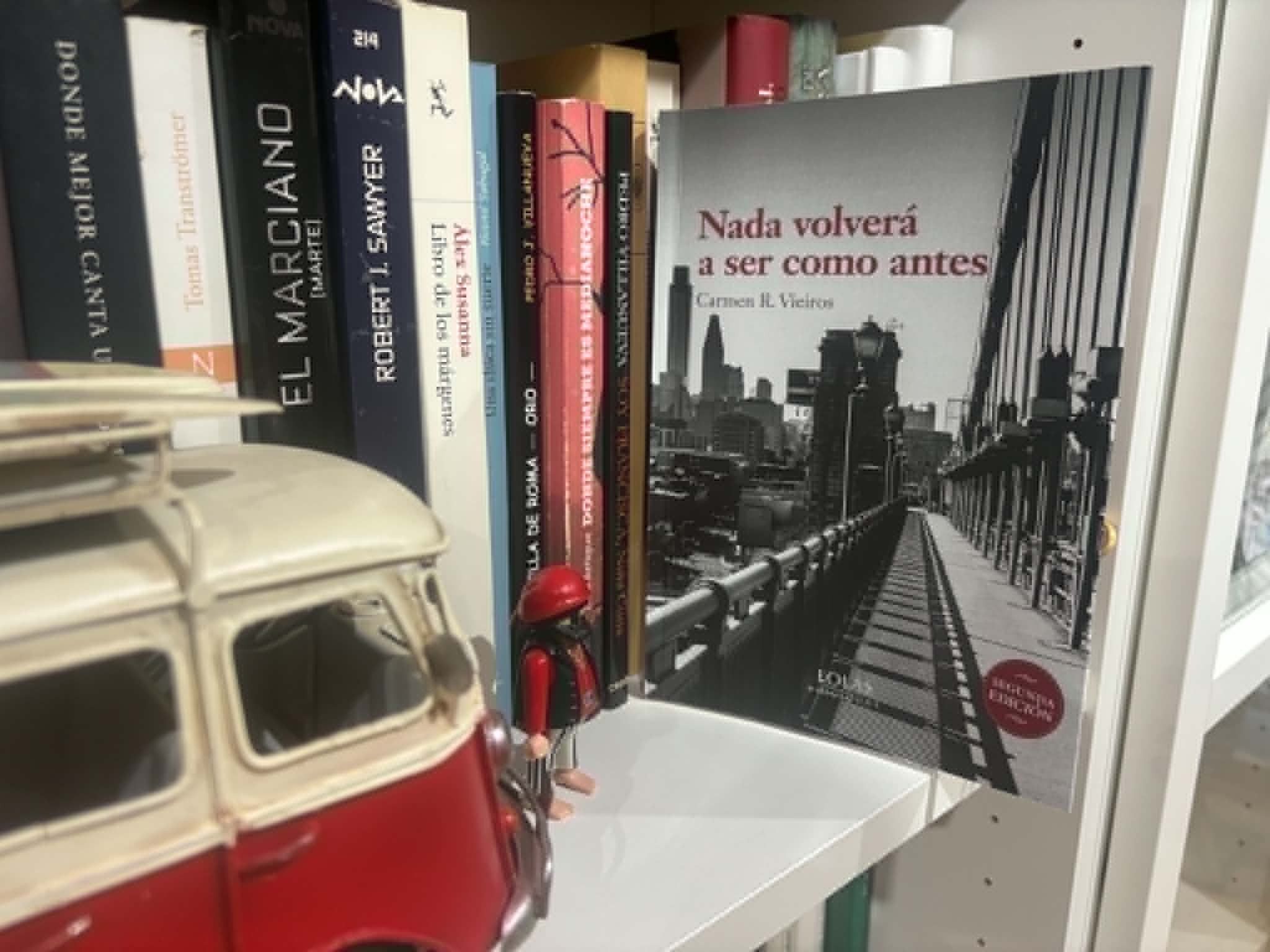 Portada del libro en la estantería de Ruy.