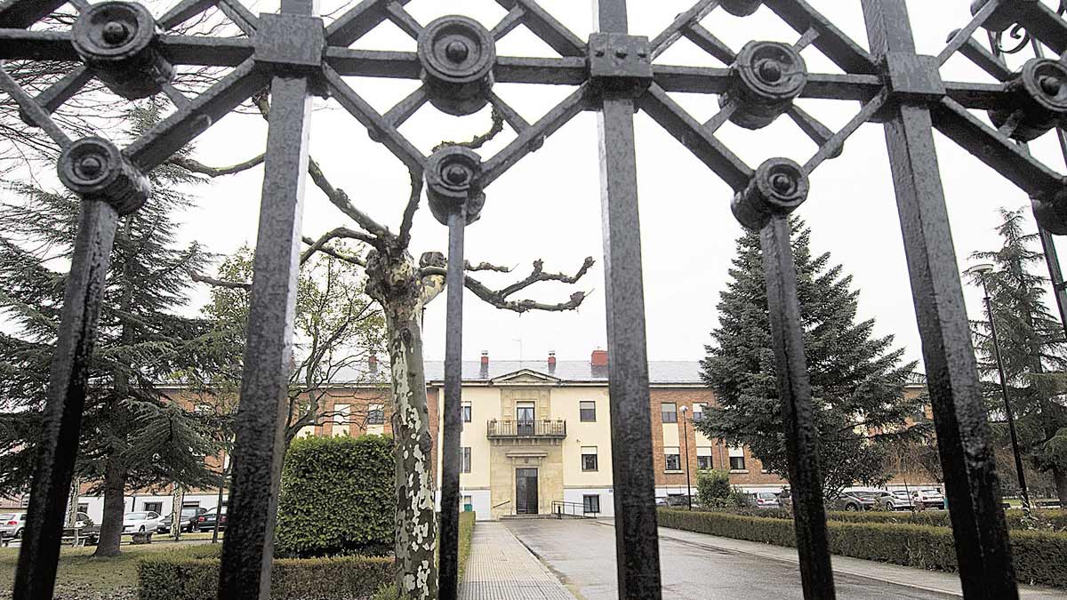 La residencia de ancianos Santa Luisa, ubicada en la avenida de Asturias. | MAURICIO PEÑA