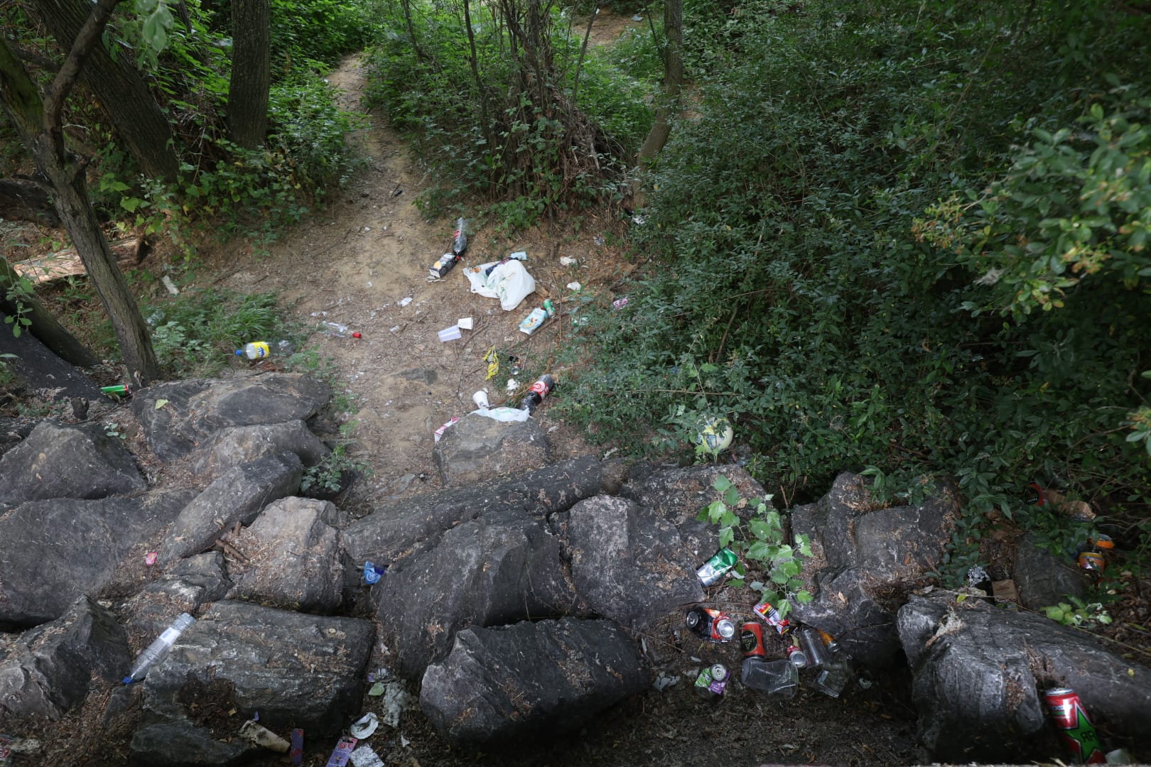 Ribera del Bernesga tras el botellón de San Juan. | FERNANDO OTERO