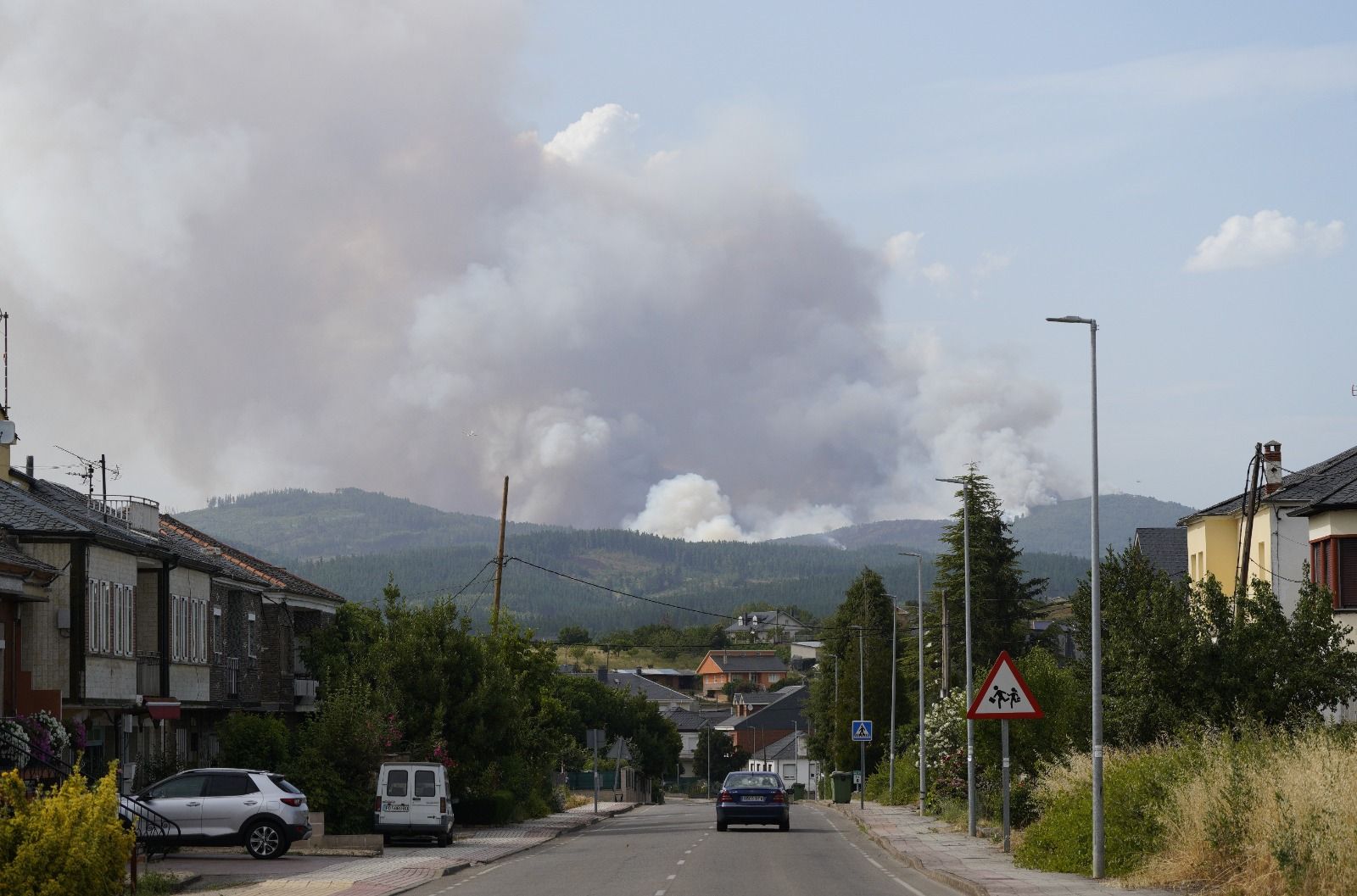 Incendio forestal de nivel 1 IGR originado por un rayo en San Vicente. | CÉSAR SÁNCHEZ (ICAL)