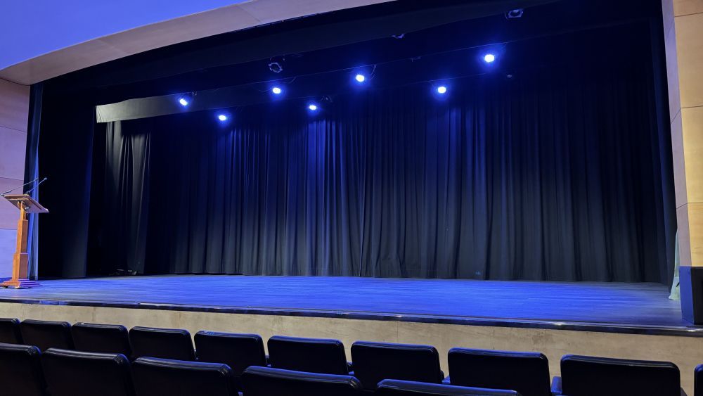 Escenario de la sala Río Selmo de Ponferrada. | JAVIER FERNÁNDEZ