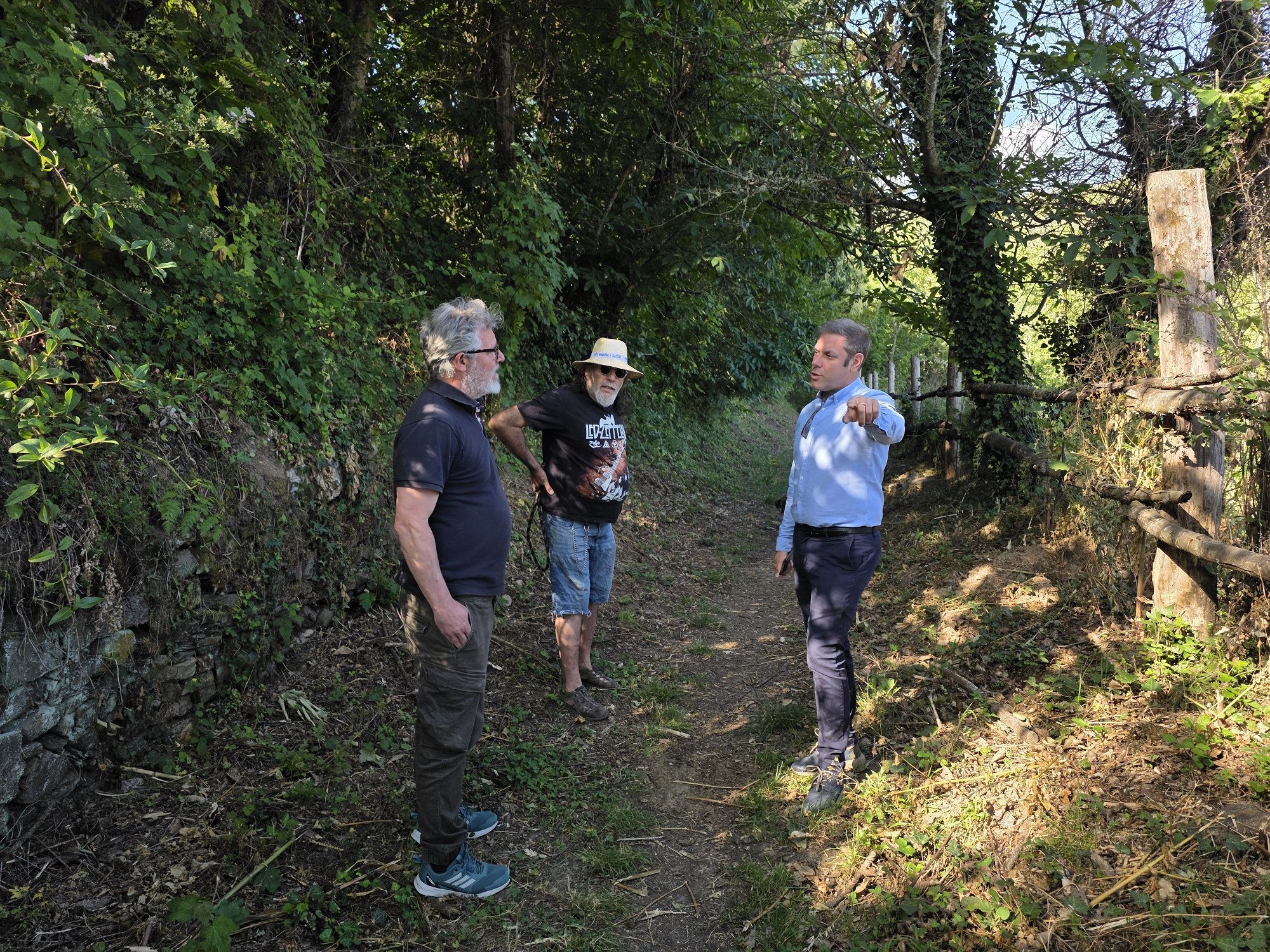 Paseo del concejal para conocer las obras por el soto de Villar.