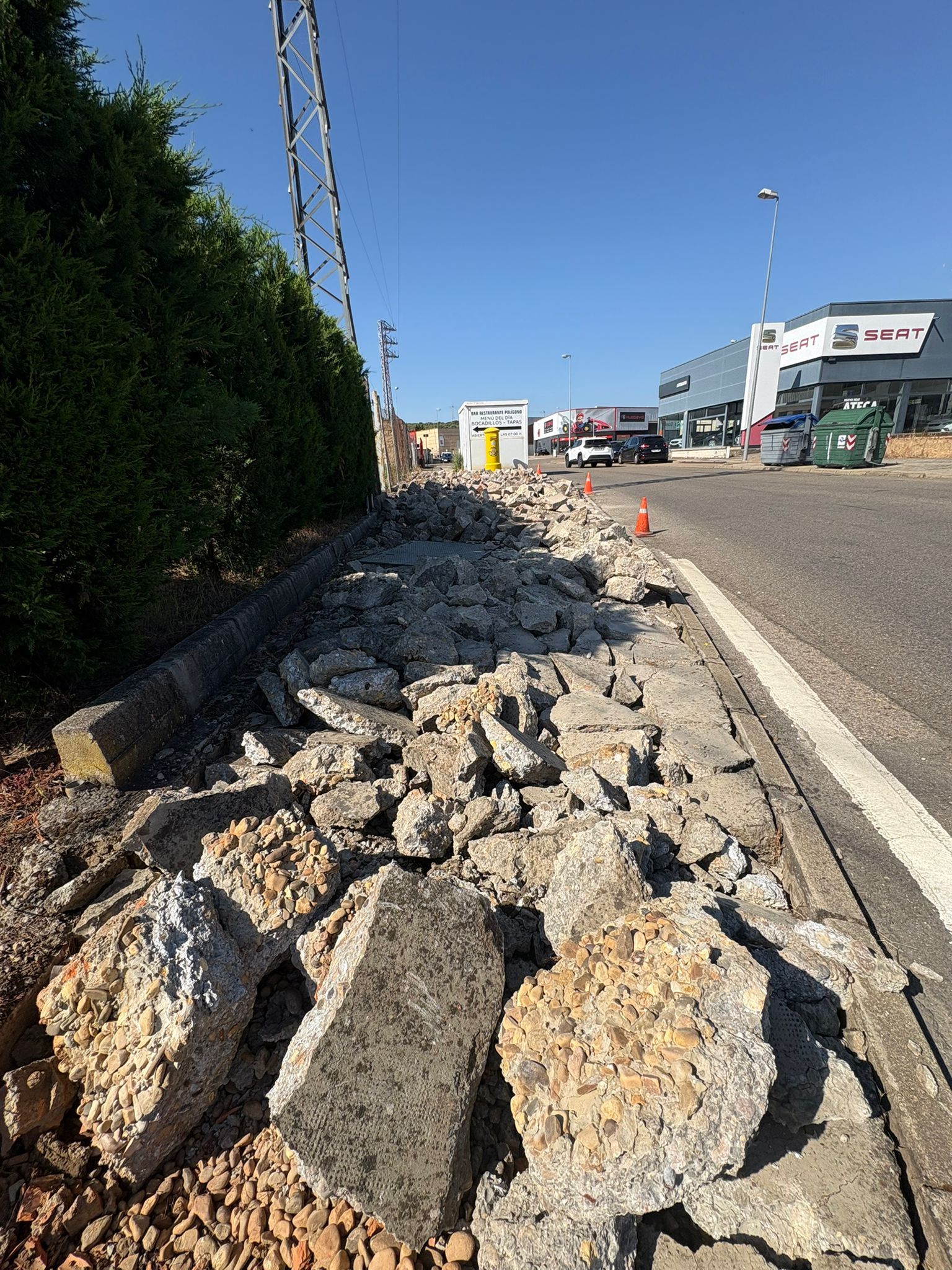 Levantamiento de aceras en el polígono para acometer las obras. | L.N.C.