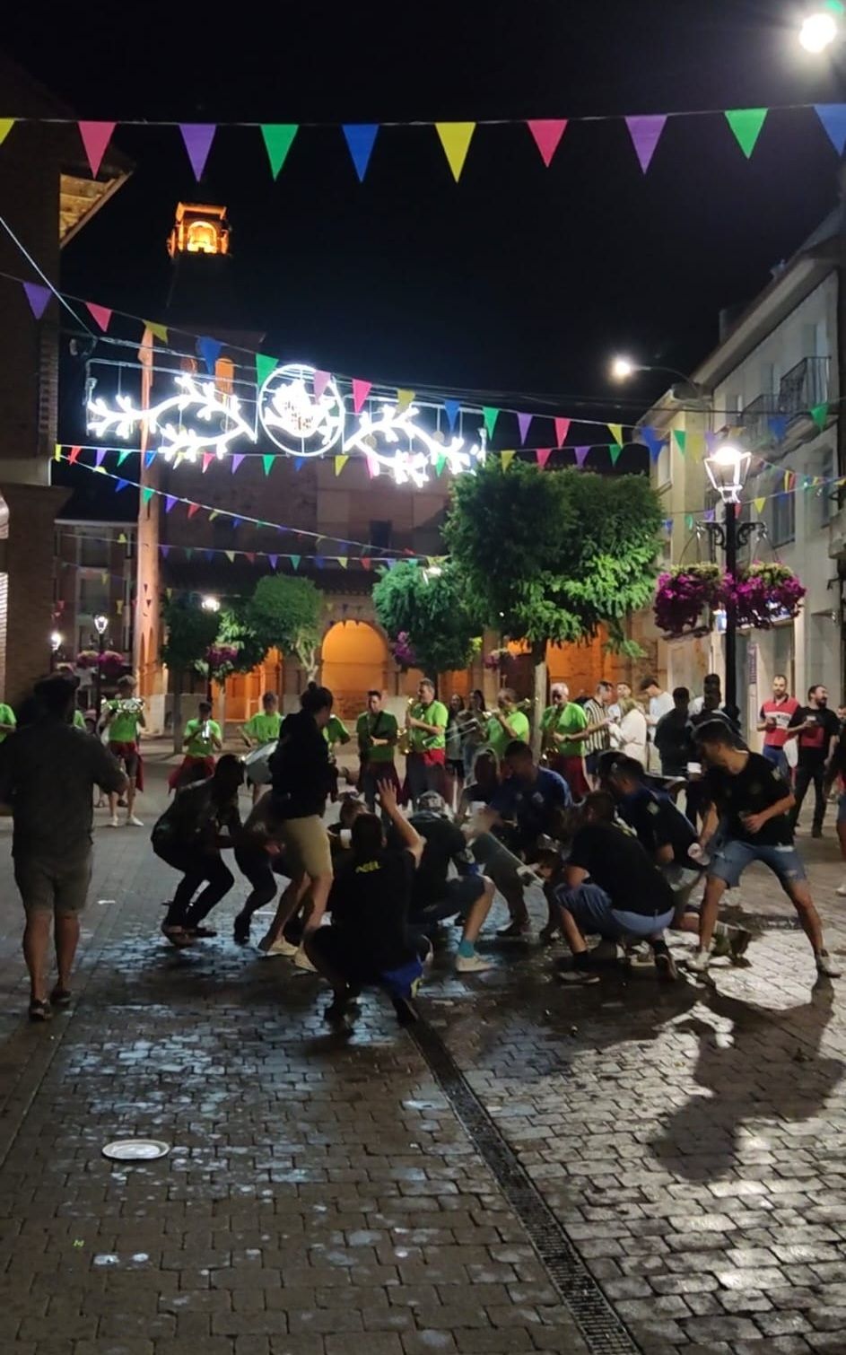 Luces y banderines en la plaza Mayor durante las fiestas patronales. | A. RODRÍGUEZ