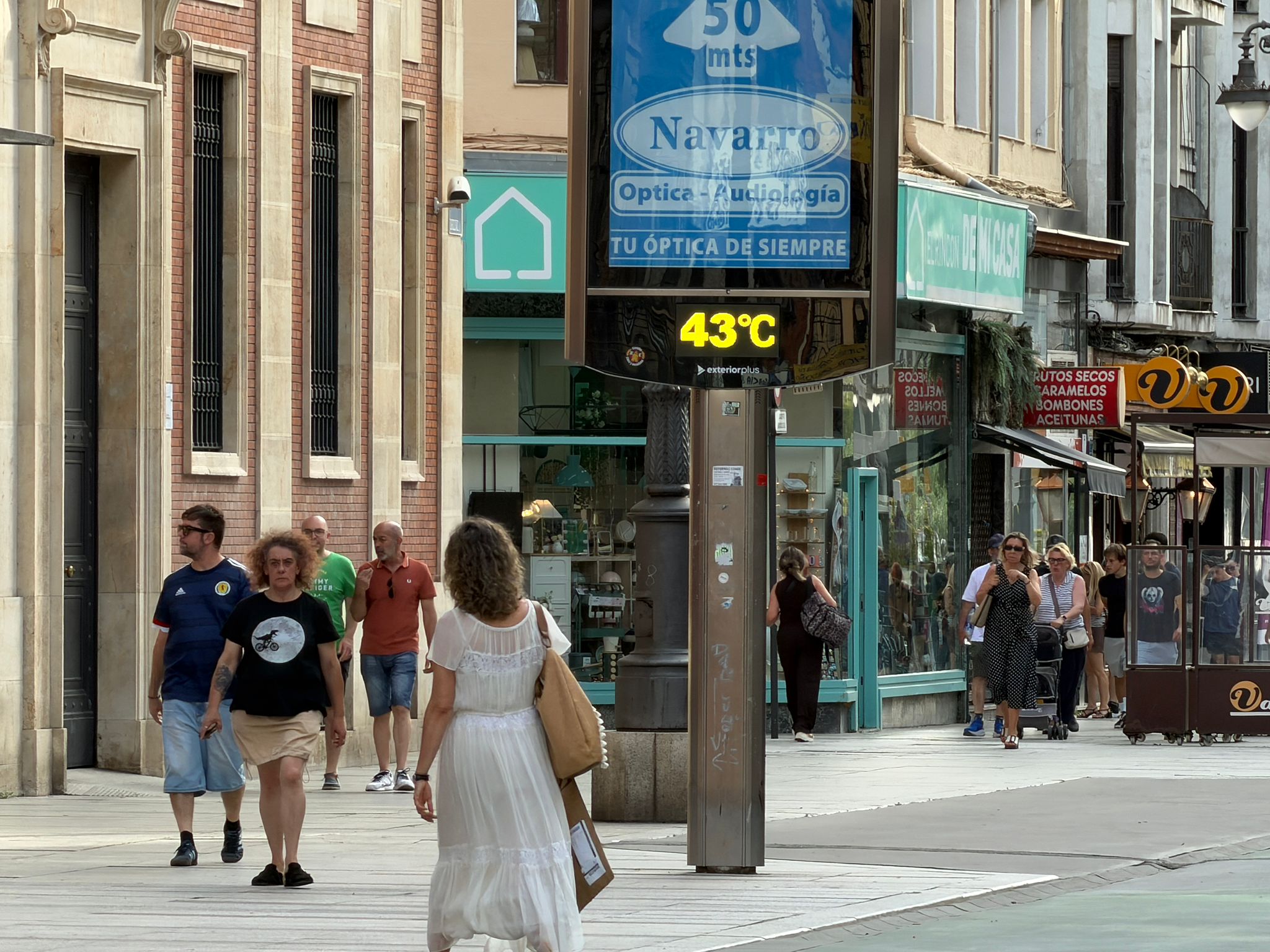 Un termómetro en el centro de León marca más de 40 grados este pasado martes 23 de junio. | SAÚL ARÉN