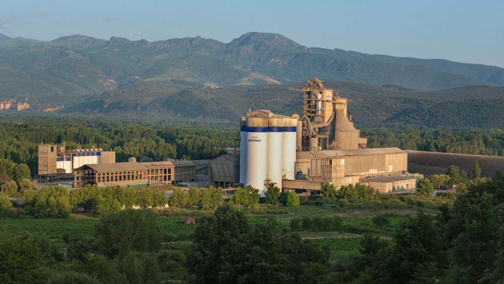 Panorámica de la cementera en Toral de los Vados. Panorámica de la cementera en Toral de los Vados.