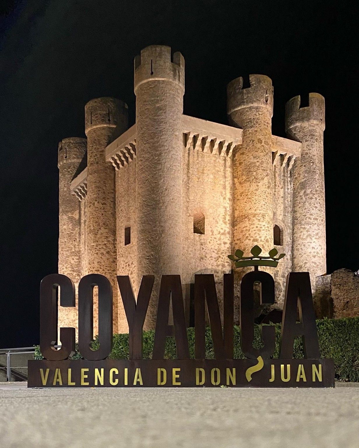 Vista nocturna del castillo de Valencia de Don Juan. | L.N.C.