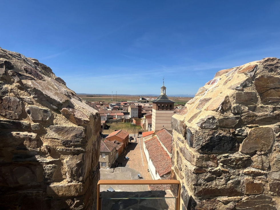 Vistas desde el mirador del castillo de Laguna de Negrillos. | L.N.C.