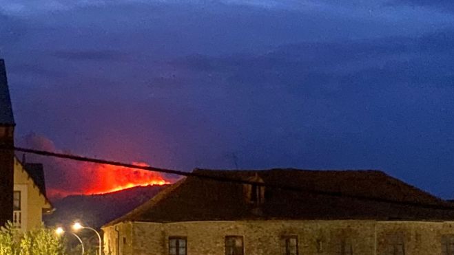 Fuego en Congosto visto desde Bembibre.