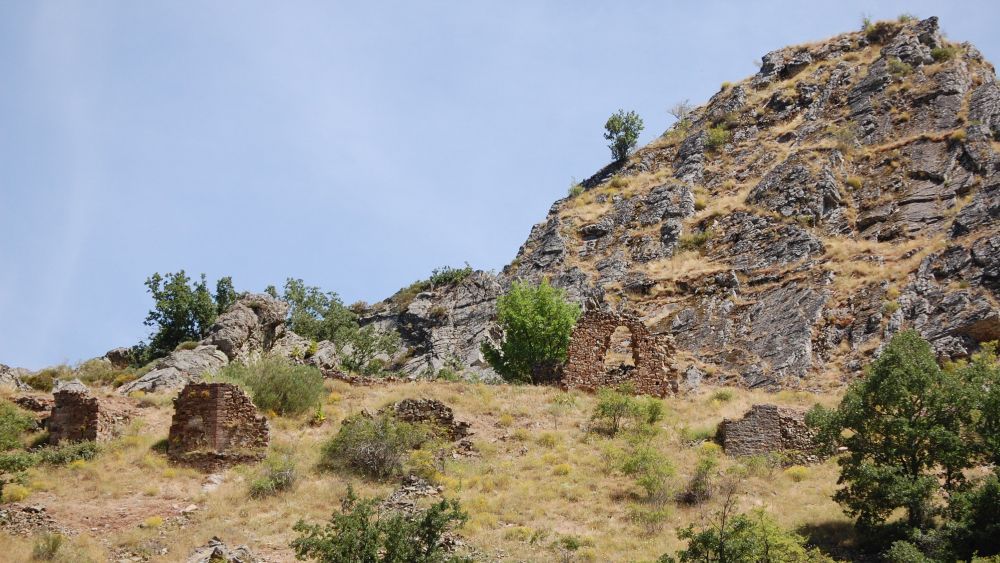 Restos de la fortaleza erigida en Montuerto. | AYTO. VALDEPIÉLAGO