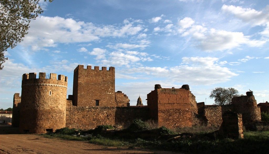 El Castillo de los Pimentel, en la imagen, ha sobrevivido a incendios, guerras y al paso de los siglos. | AYTO. ALIJA DEL INFANTADO