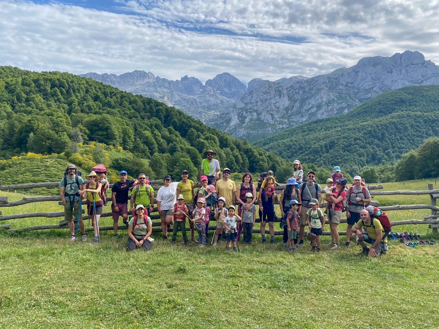 Foto de los participantes en las proximidades del refugio. | ALICIA GARCÍA