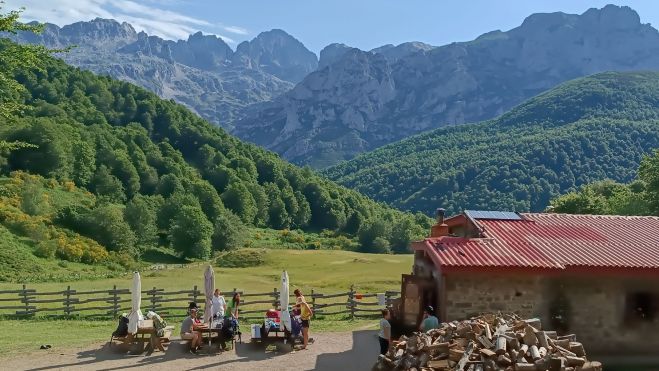 En el refugio de Vegabaño con el macizo occidental de los Picos de Europa al fondo. LUCY KREMENOVA