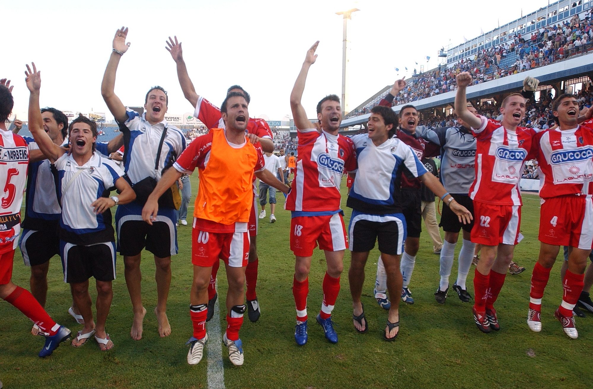 Uno de los momentos de la celebración de la Deportiva en su pimer ascenso a Segunda División. PONFERRADINA