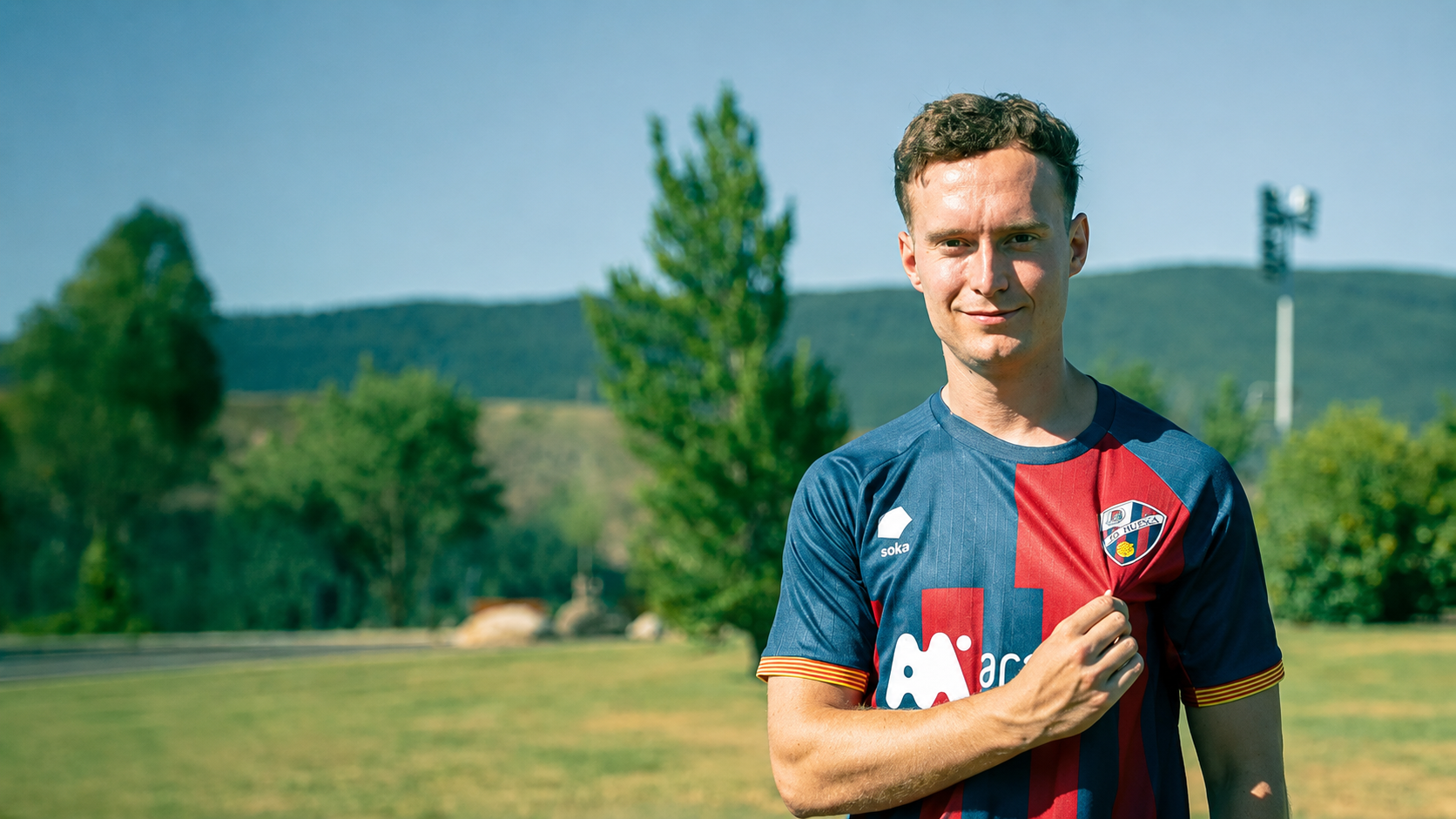 Rafa Tresaco firma por la SD Huesca tras su paso por León en Segunda División. HUESCA