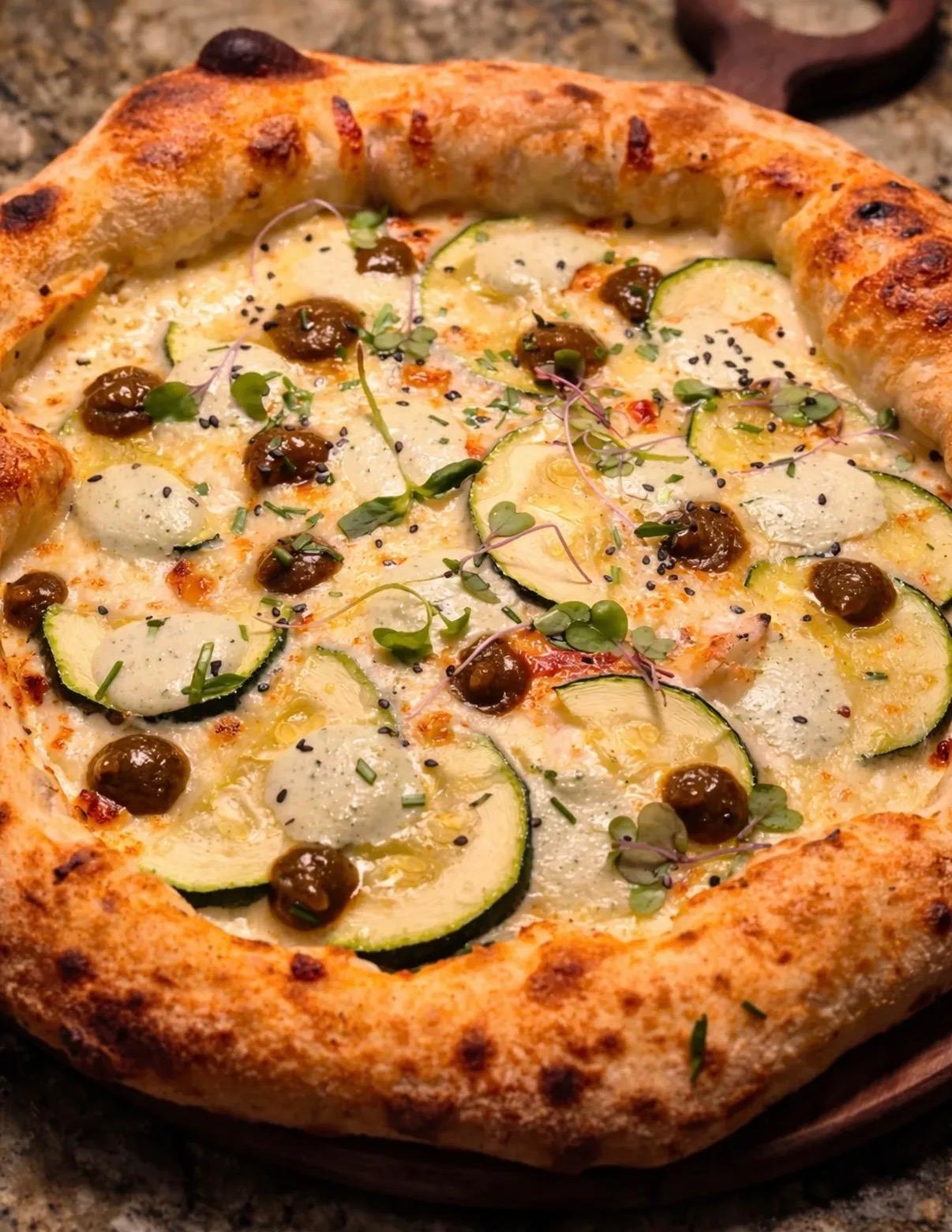 Una de las pizzas artesanas de Massara, elaboradas con masa de fermentación propia | L.N.C.