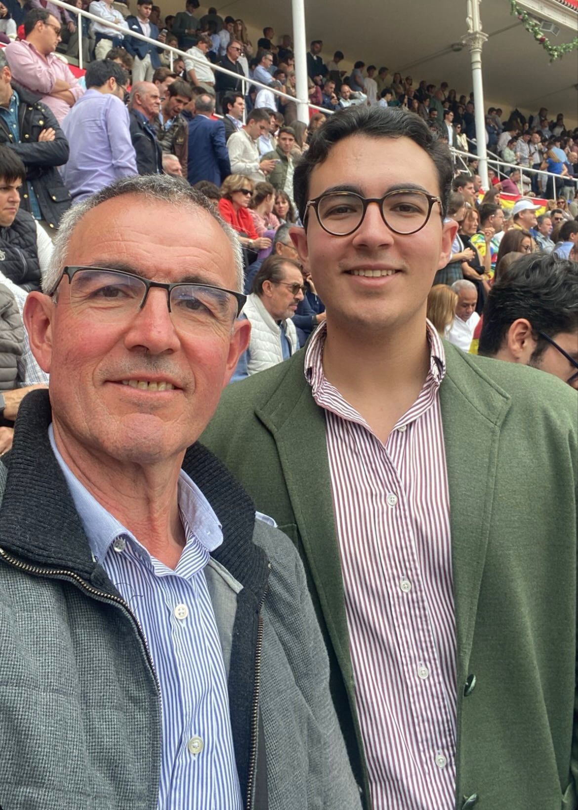 Eduardo con su padre, Luis Carlos, en Las Ventas el pasado 12 de octubre, cuando Morante se quitó la coleta. | L.N.C.