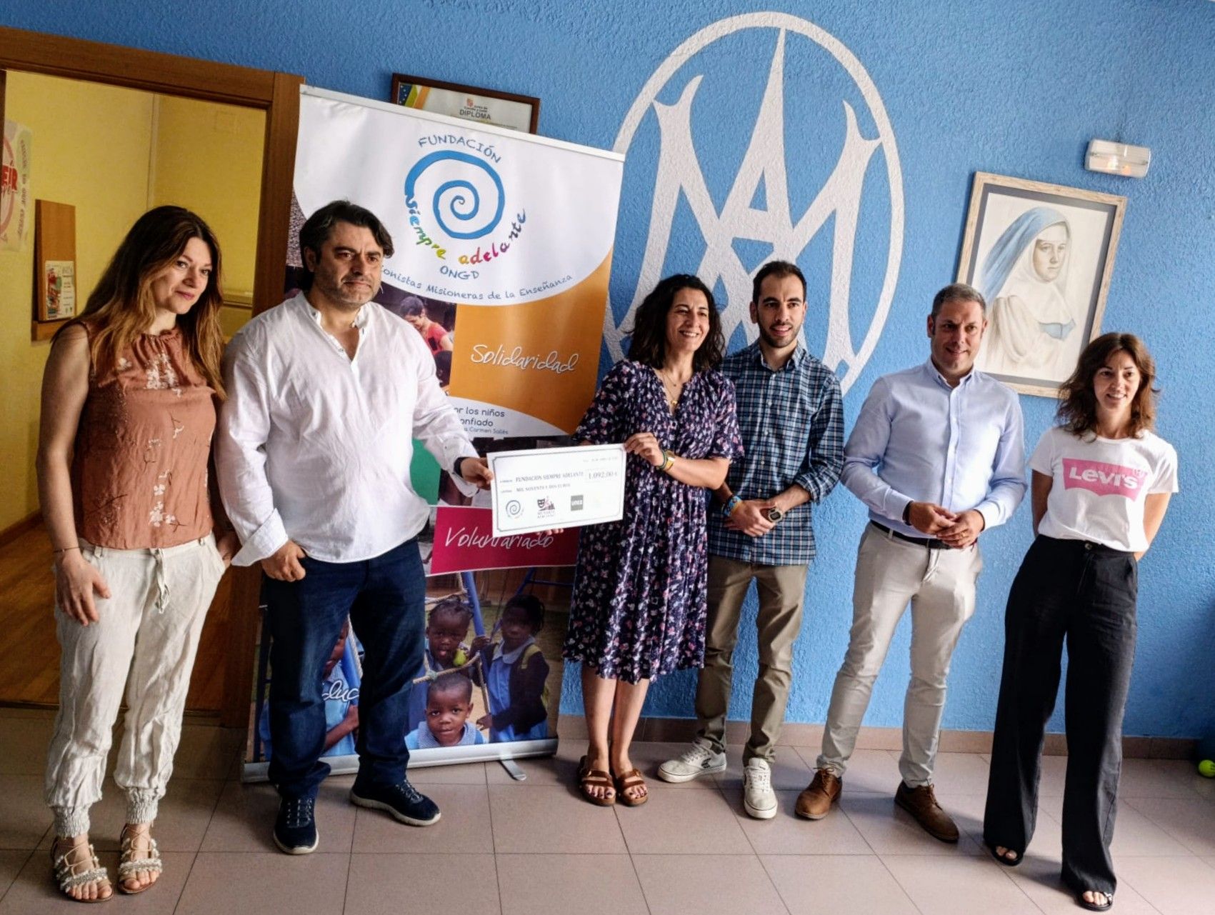 Entrega de la recaudación junto a miembros de la compañía Musarte berciano y de la Fundación Siempre Adelante.