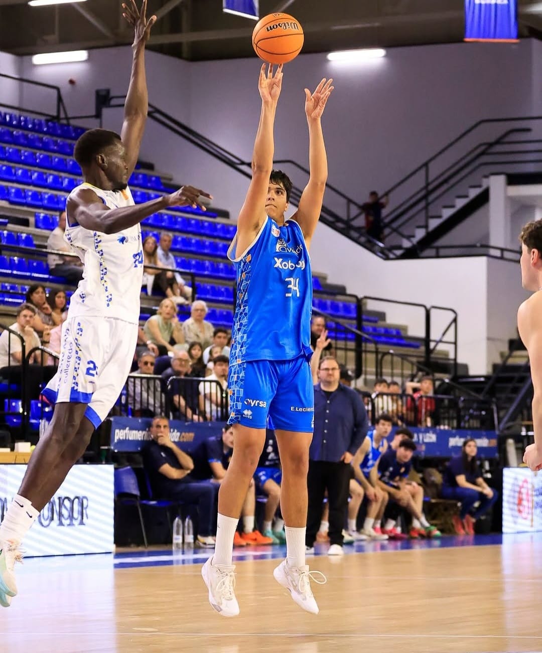 Rodrigo Choithramani refuerza el juego interior del Clínica Ponferrada. XOBORG AVENIDA (2)