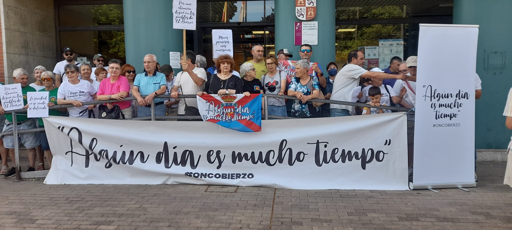 Un viernes más, Oncobierzo salió a la calle para que no se olvide el abandono de la sanidad berciana. | MAR IGLESIAS