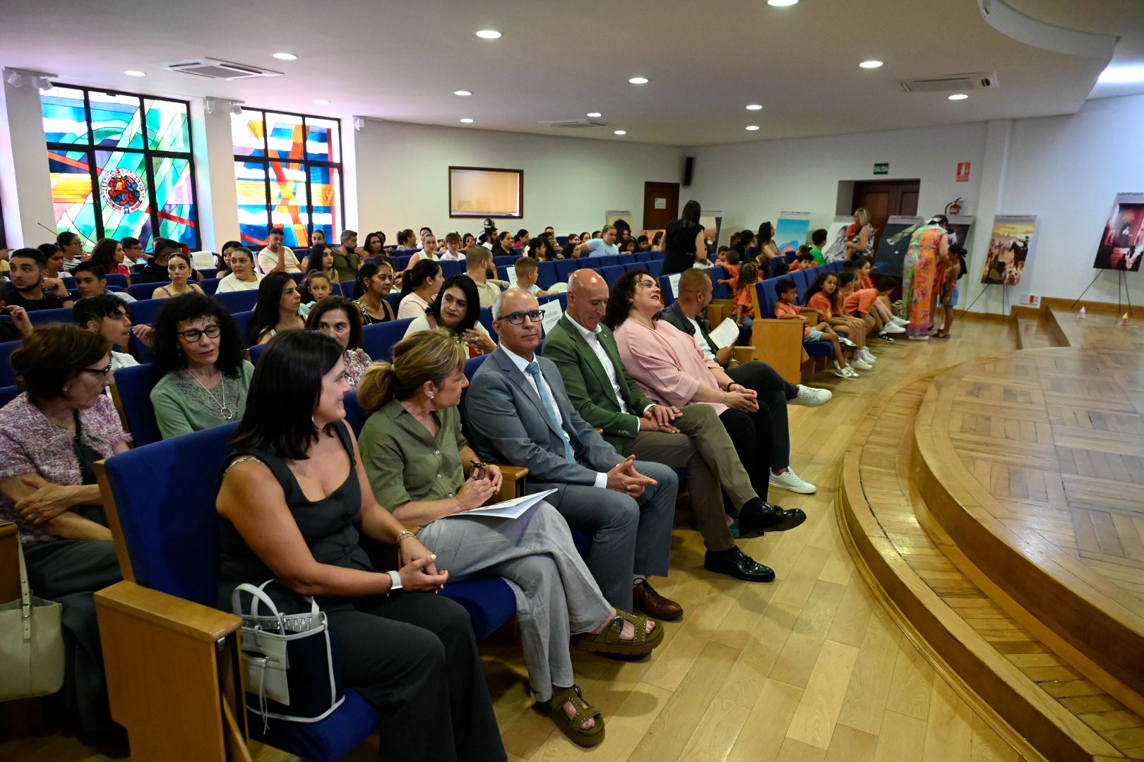 Un instante de la graduación del alumnado gitano celebrada en la sala Gordón Ordás de la Universidad de León.| SAÚL ARÉN
