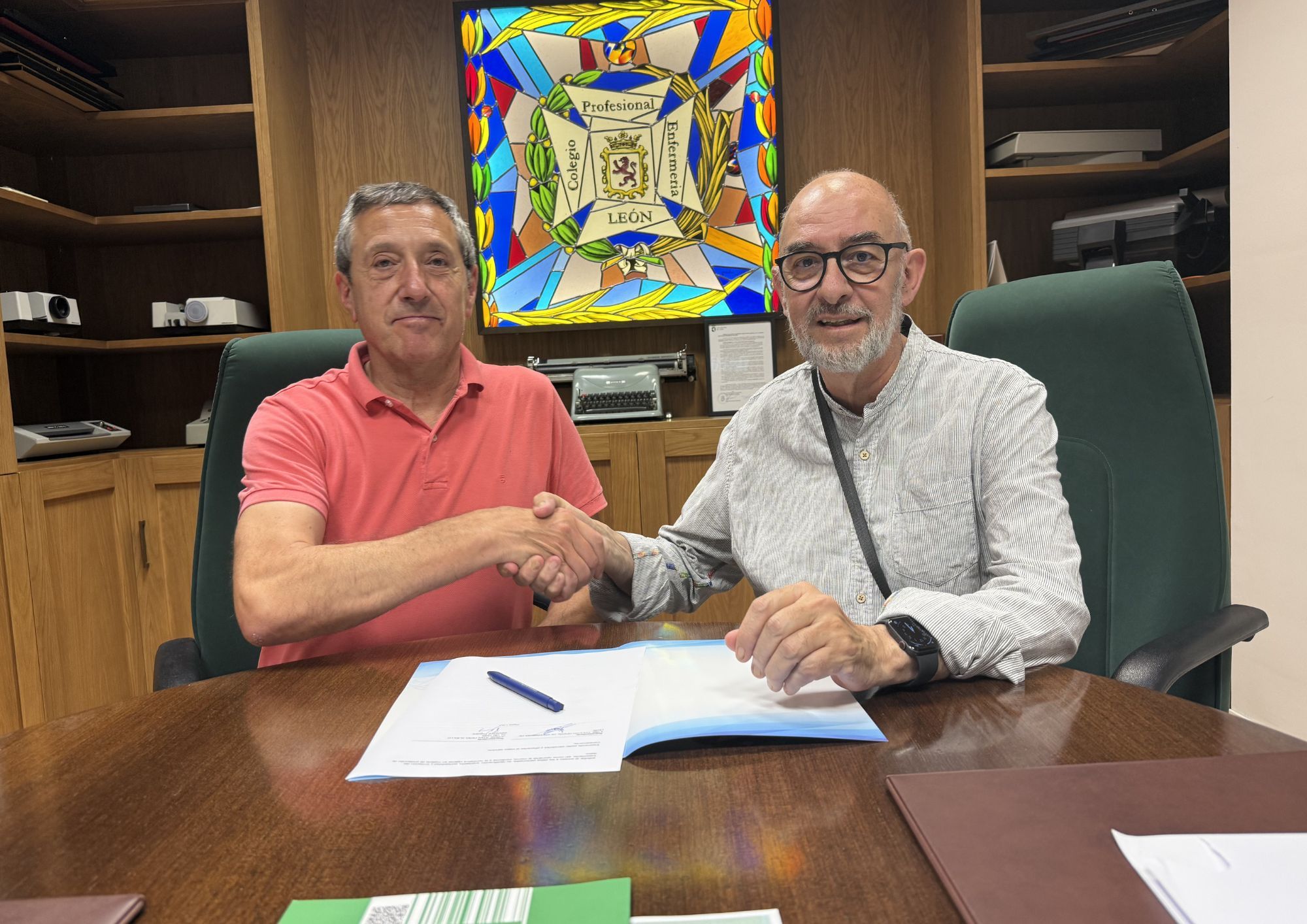 Miguel Ángel de Mena Mogrobejo, presidente del Colegio de Enfermería y Jorge Peña Albillo, presidente de Proyecto Joven