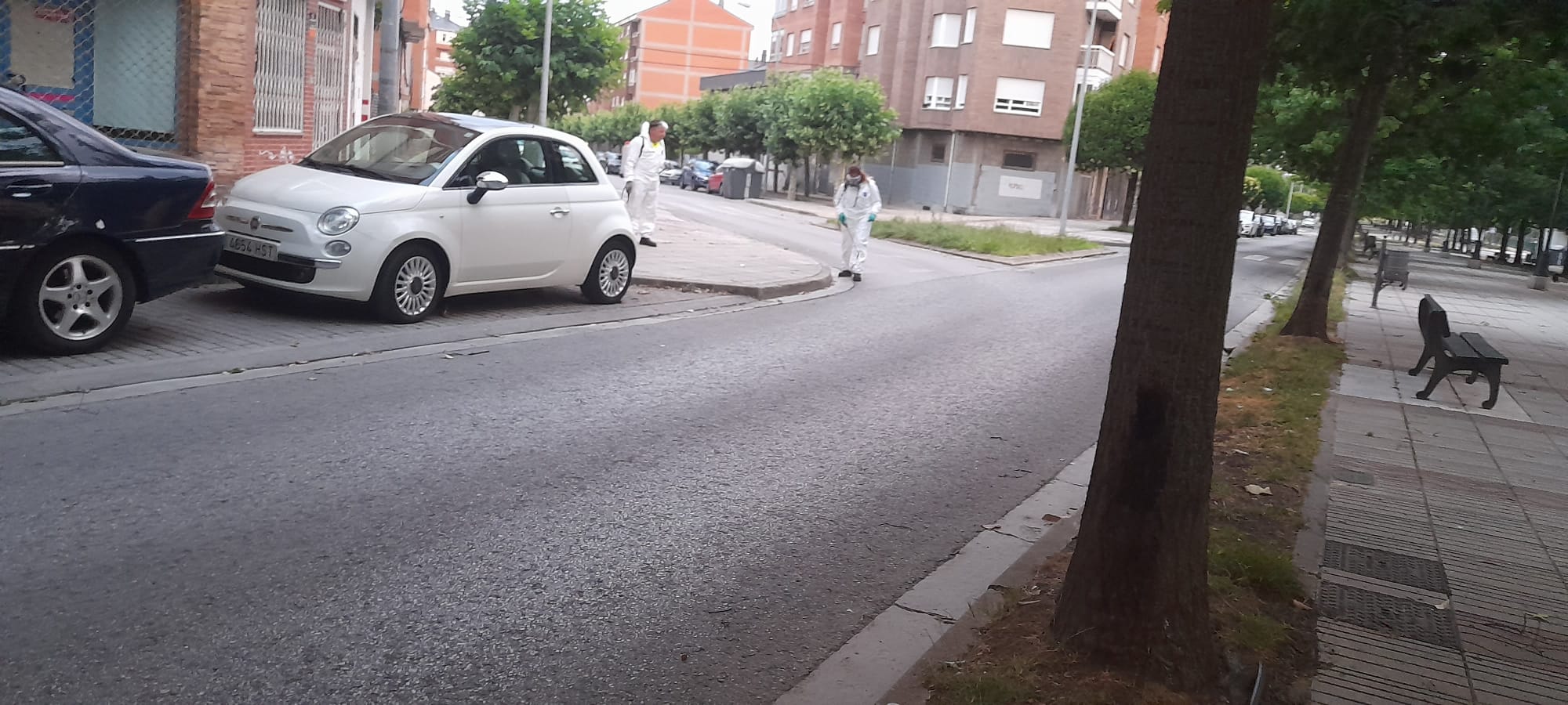 Operarios echando el producto en Flores del Sil. | MAR IGLESIAS