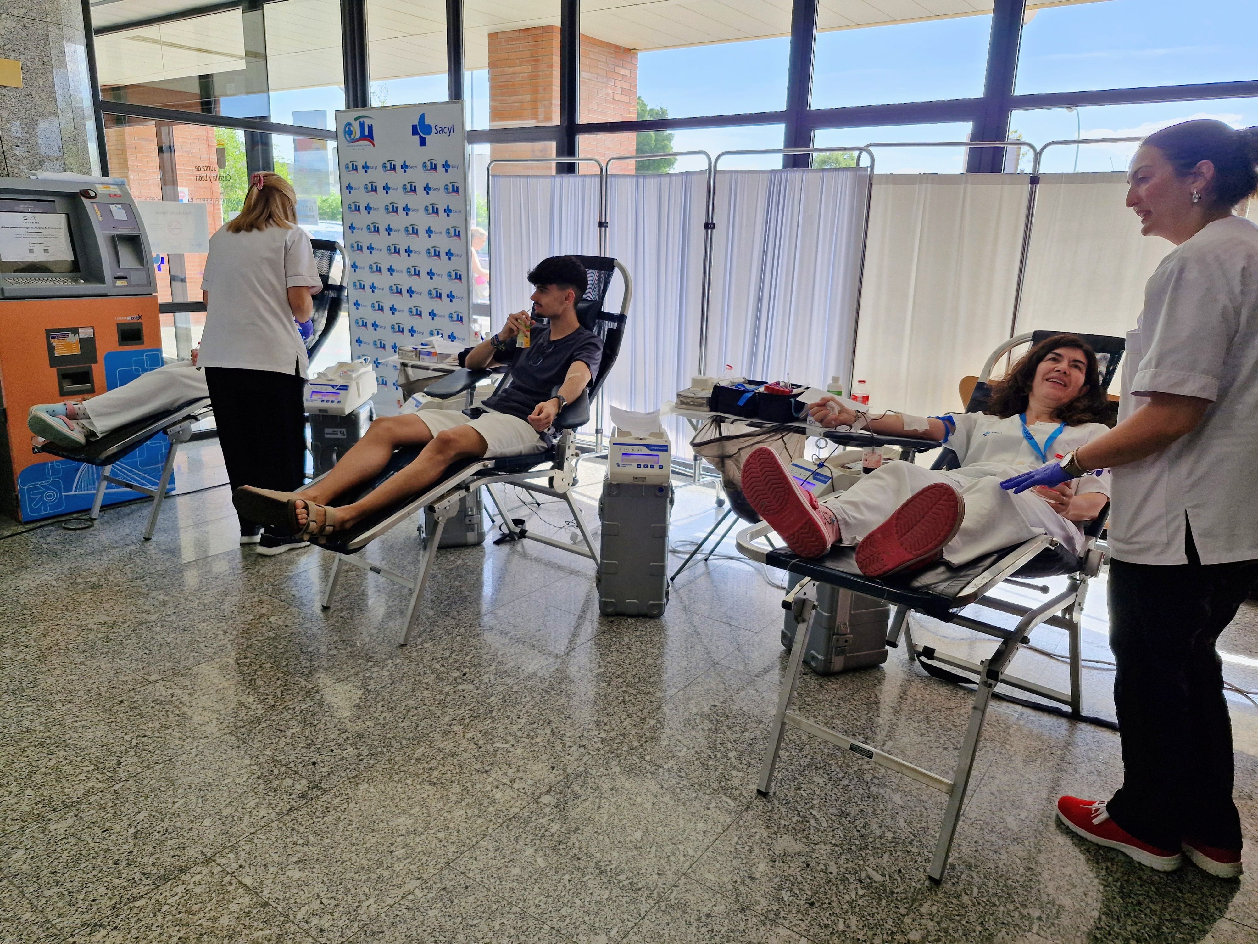 Donantes durante la maratón del viernes 26 de junio en el vestíbulo principal del Hospital El Bierzo.