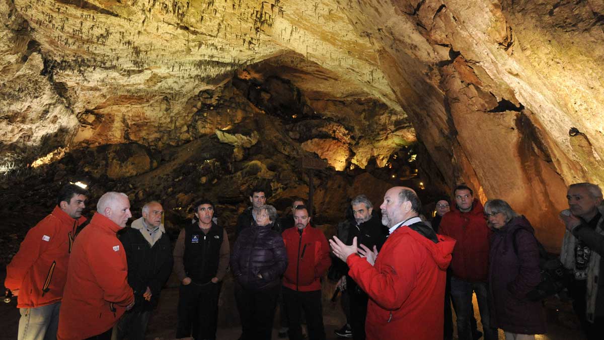 Un grupo realiza una visita guiada a la Cueva de Valporquero. | DANIEL MARTÍN