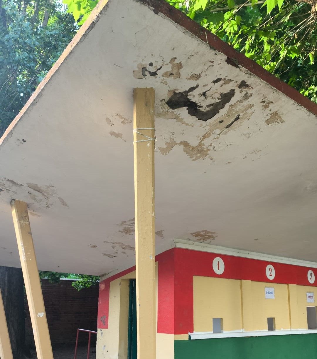 Deterioro en las instalaciones del Hípico de León | L.N.C.