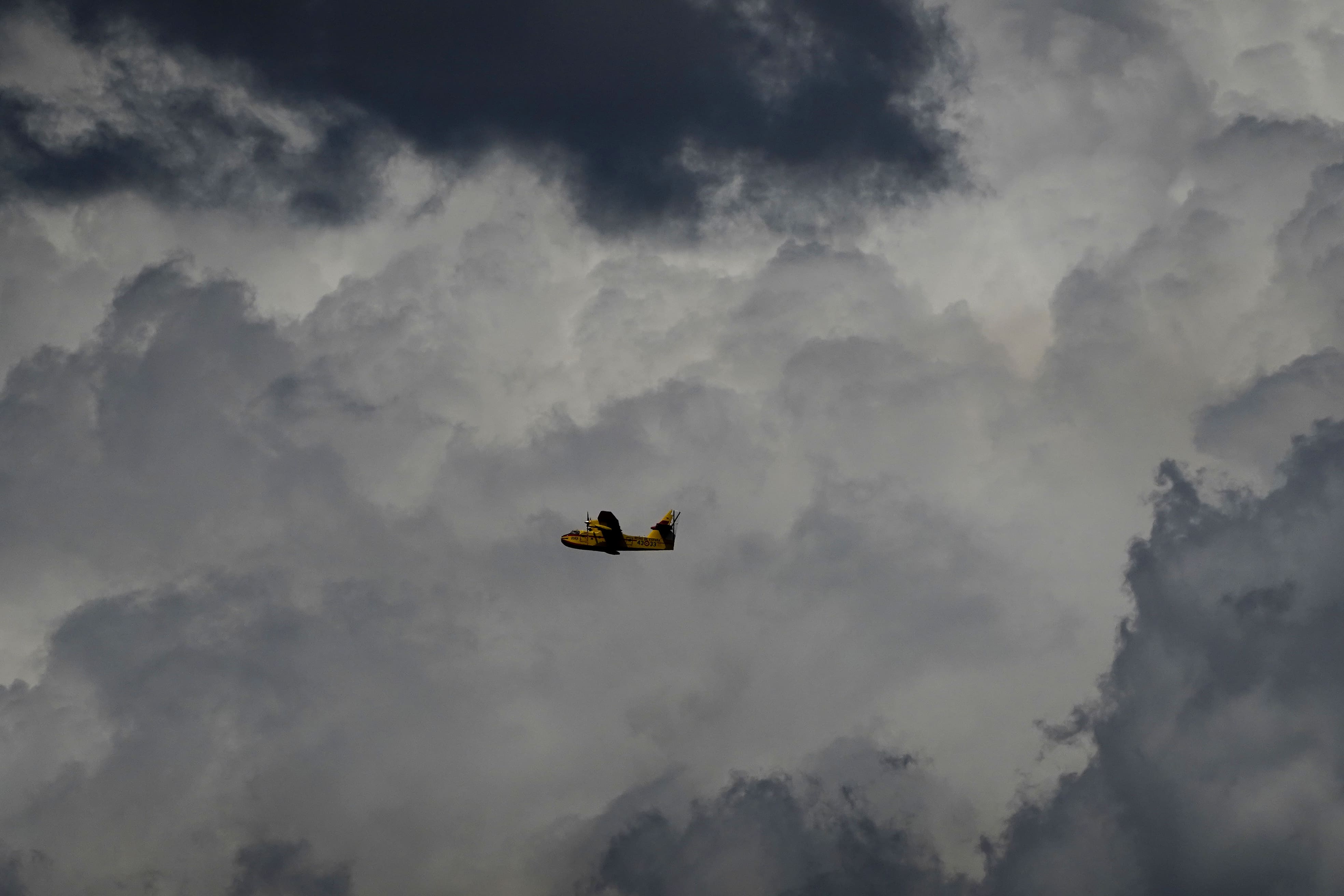 Un hidroavión trabajando en los incendios que sufre el Bierzo. | CÉSAR SÁNCHEZ (ICAL)