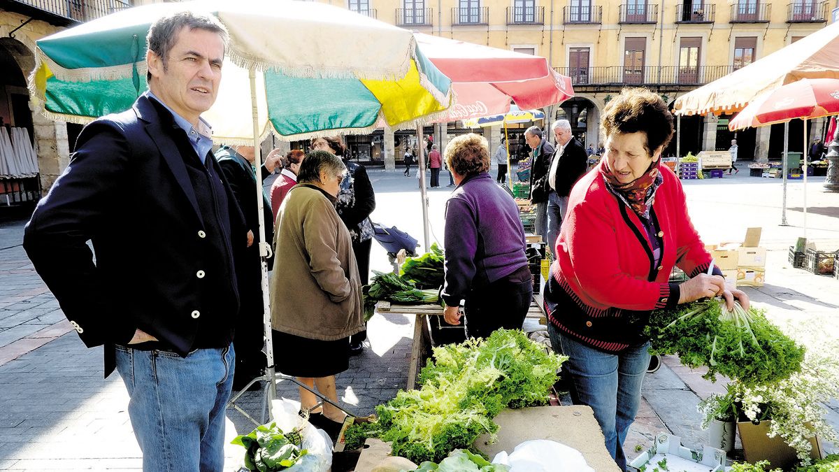 El periodista británico Giles Tremlett compró mostajas en el mercado de la plaza Mayor de León. | DANIEL MARTÍN