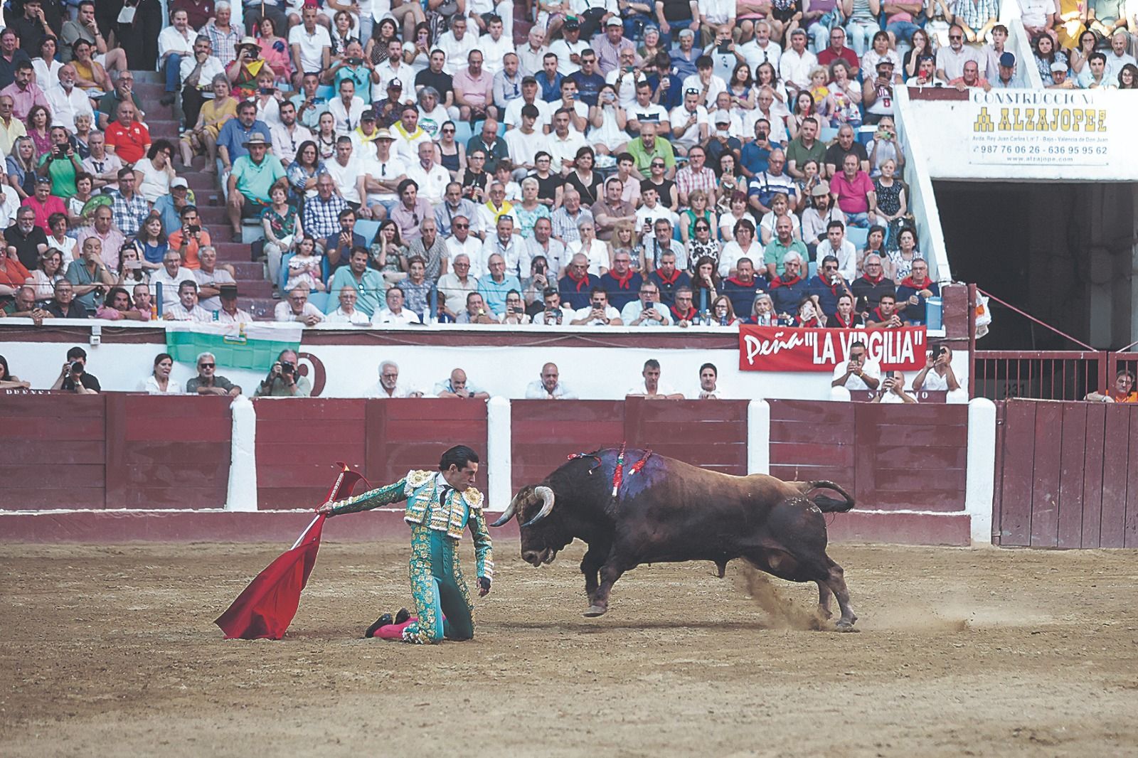 Alejandro Talavante se saca al toro por la espalda en un inicio de faena. | FERNANDO OTERO