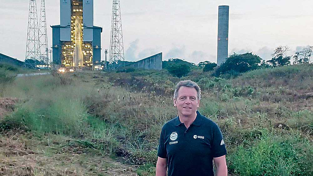 El leonés Matías Fernández Valbuena ante el lanzamiento anterior del Ariane 6 desde la Guyana francesa y bajo su supervisión como Jefe del Proyecto. | ESA