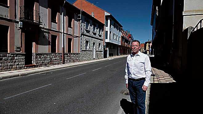 Matías Fernández Valbuena ante de la casa familiar en Villaobispo, en una visita. | SAÚL ARÉN