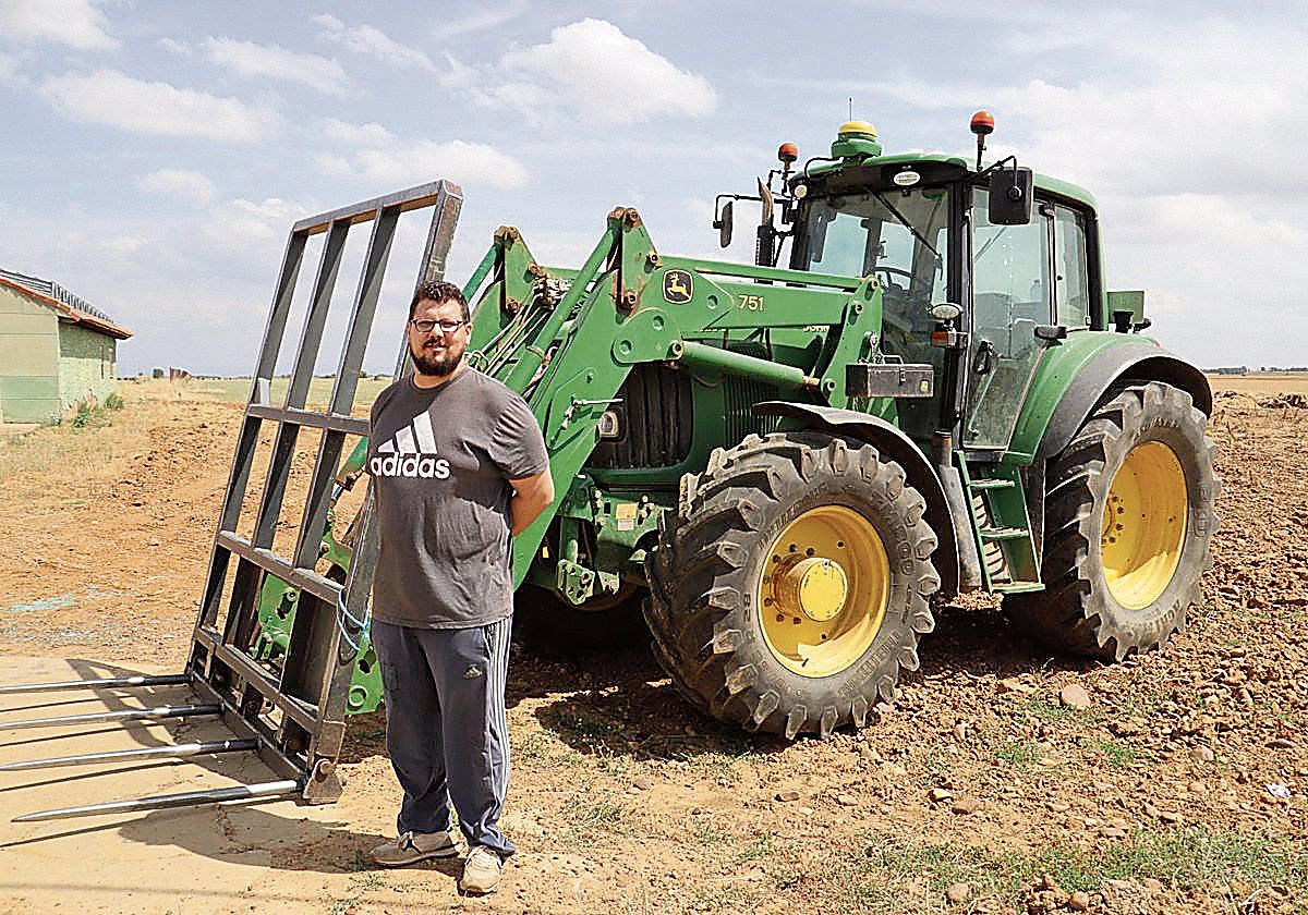Epi Fernández delante del más famoso tractor del país;la casa John Deere bien se podía plantear pagarle el agricultor de Villamuñío esa presenta deuda. 