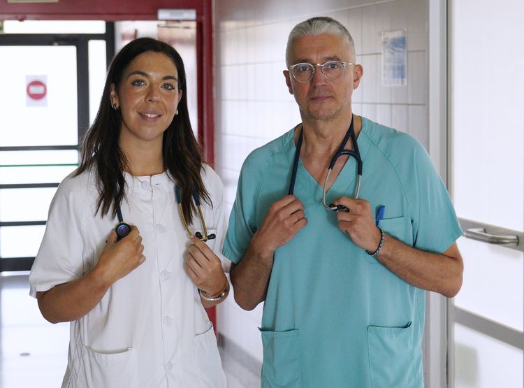 Marina Vázquez, primera Médico Interno Residente de Urgencias que se forma en el Bierzo, junto al jefe de Urgencias del hospital del Bierzo, José Ramón Casal | CÉSAR SÁNCHEZ (Ical)