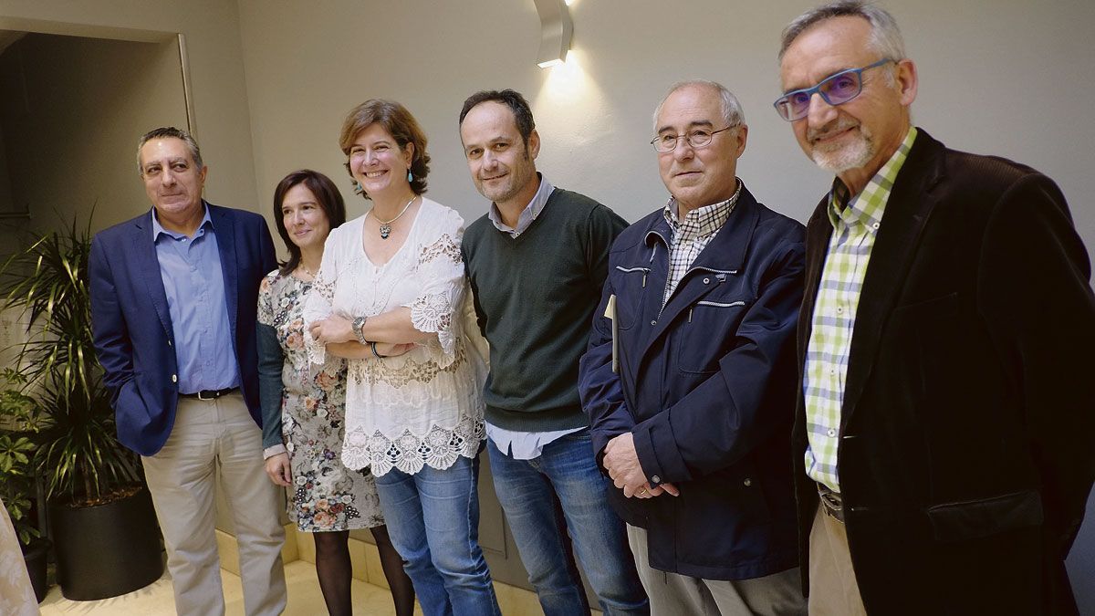 Los componentes del jurado y el editor posaron antes de hacer público el fallo del certamen en el Hotel París. | DANIEL MARTÍN