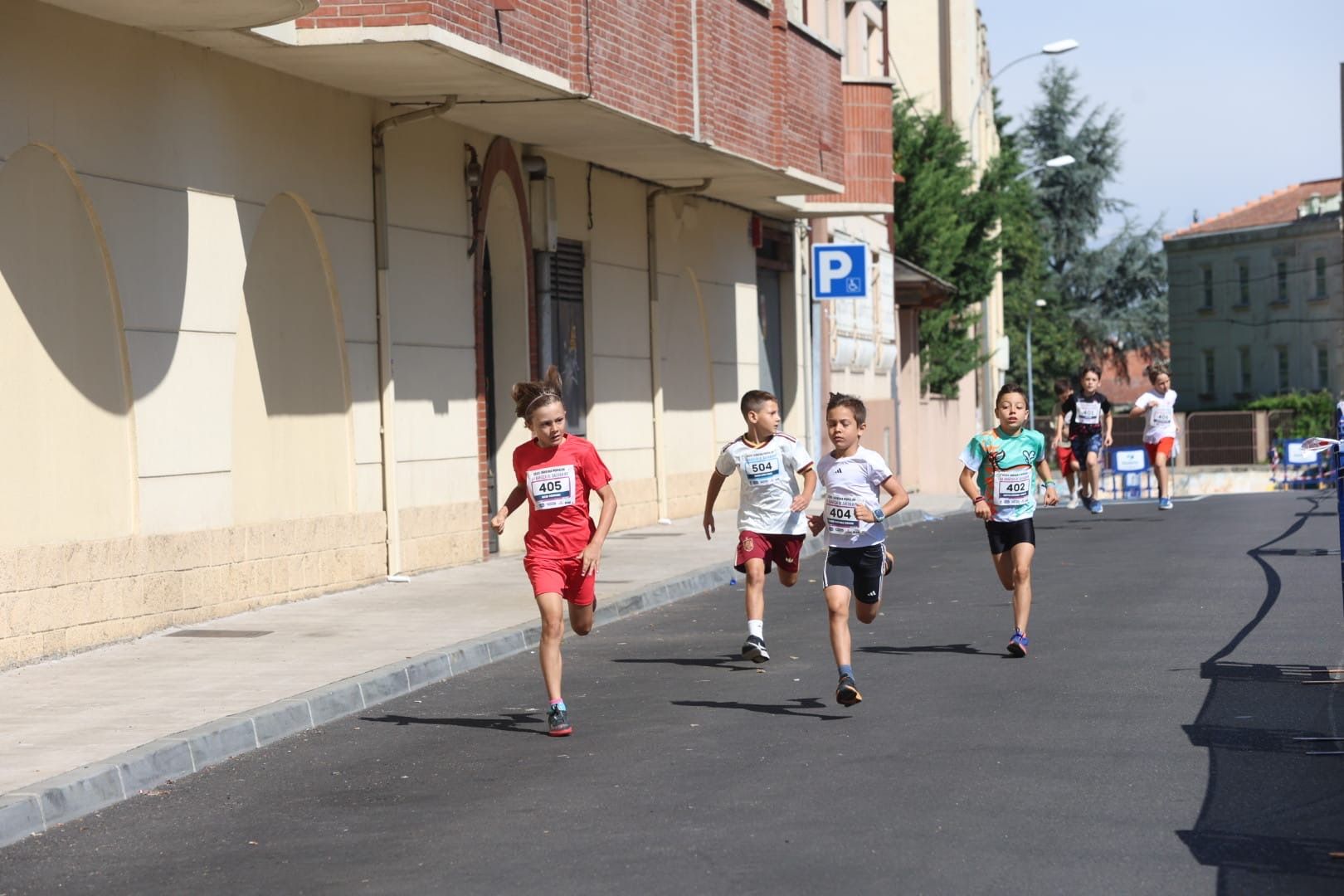 Un instante de una de las carreras de categorías inferiores de El Salvador, en La Bañeza. | FERNANDO OTERO