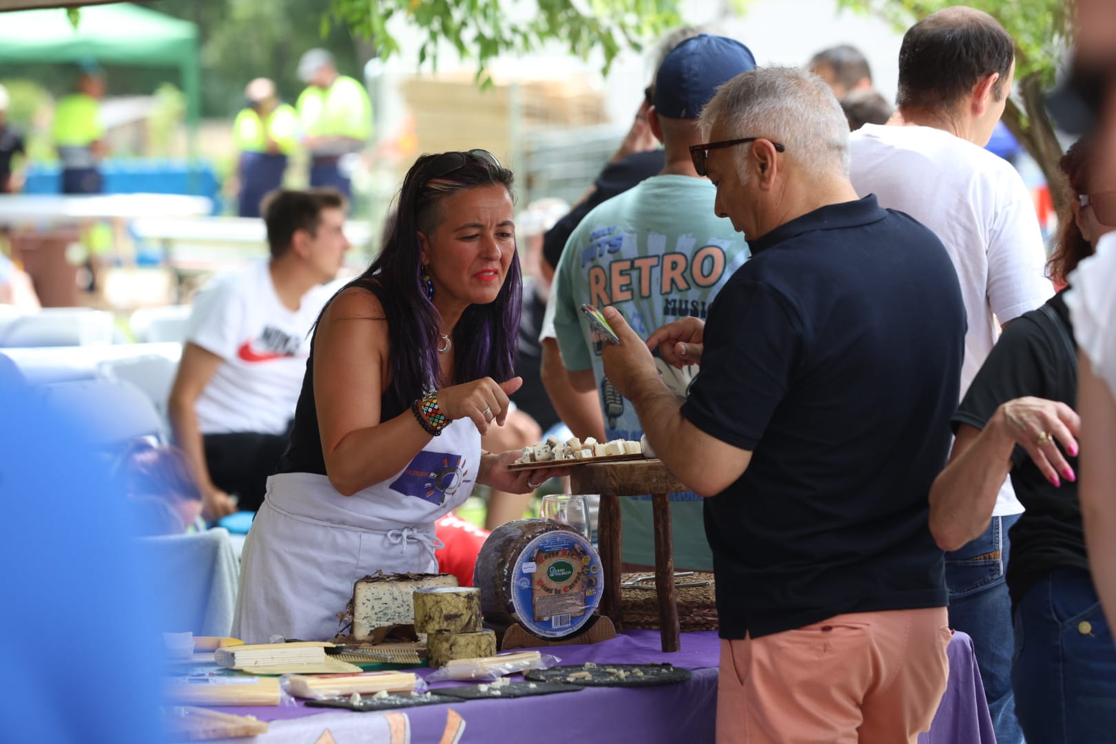 La feria del vino y del queso y la concentración de coches clásicos de Sariegos, en imágenes