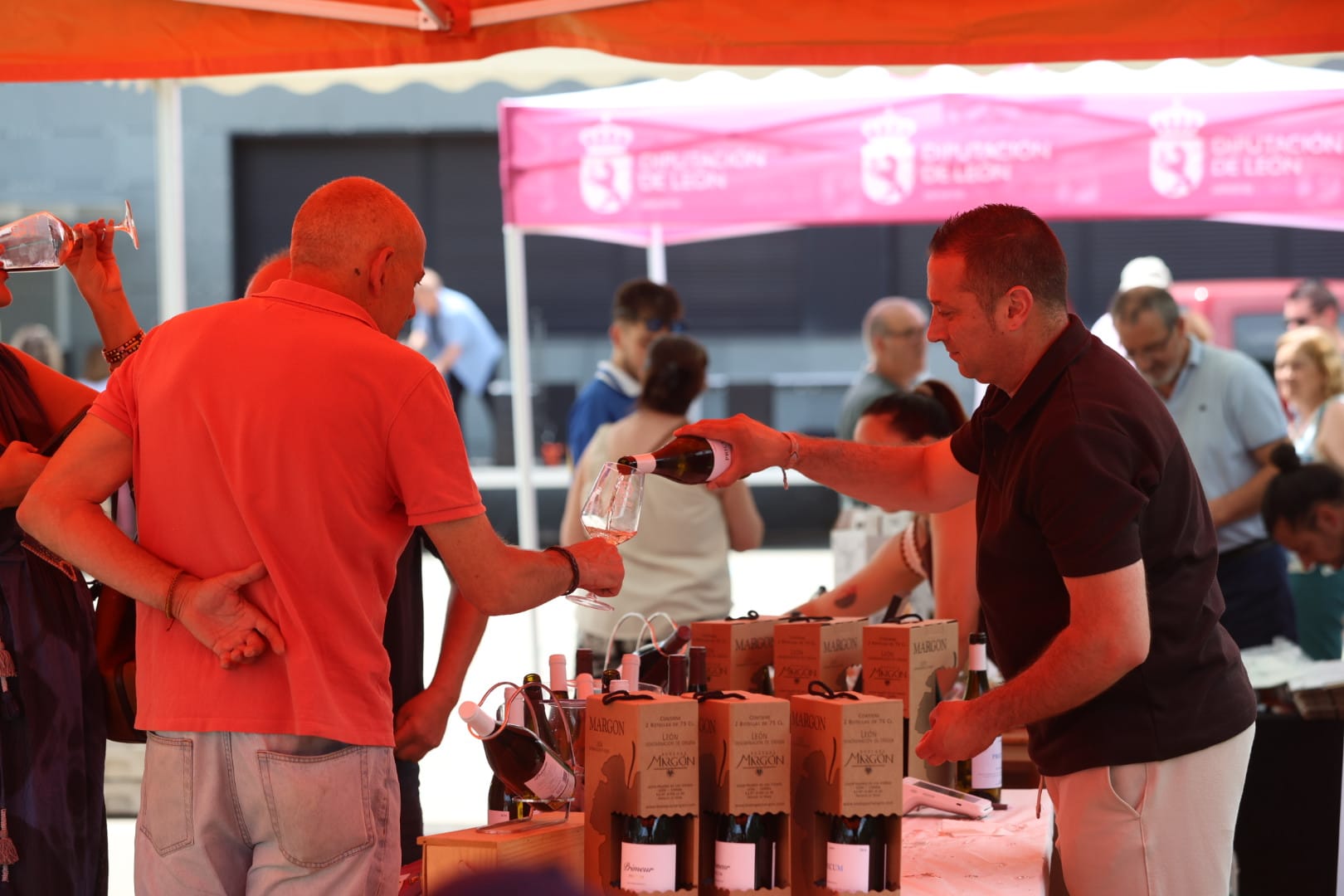 La feria del vino y del queso y la concentración de coches clásicos de Sariegos, en imágenes