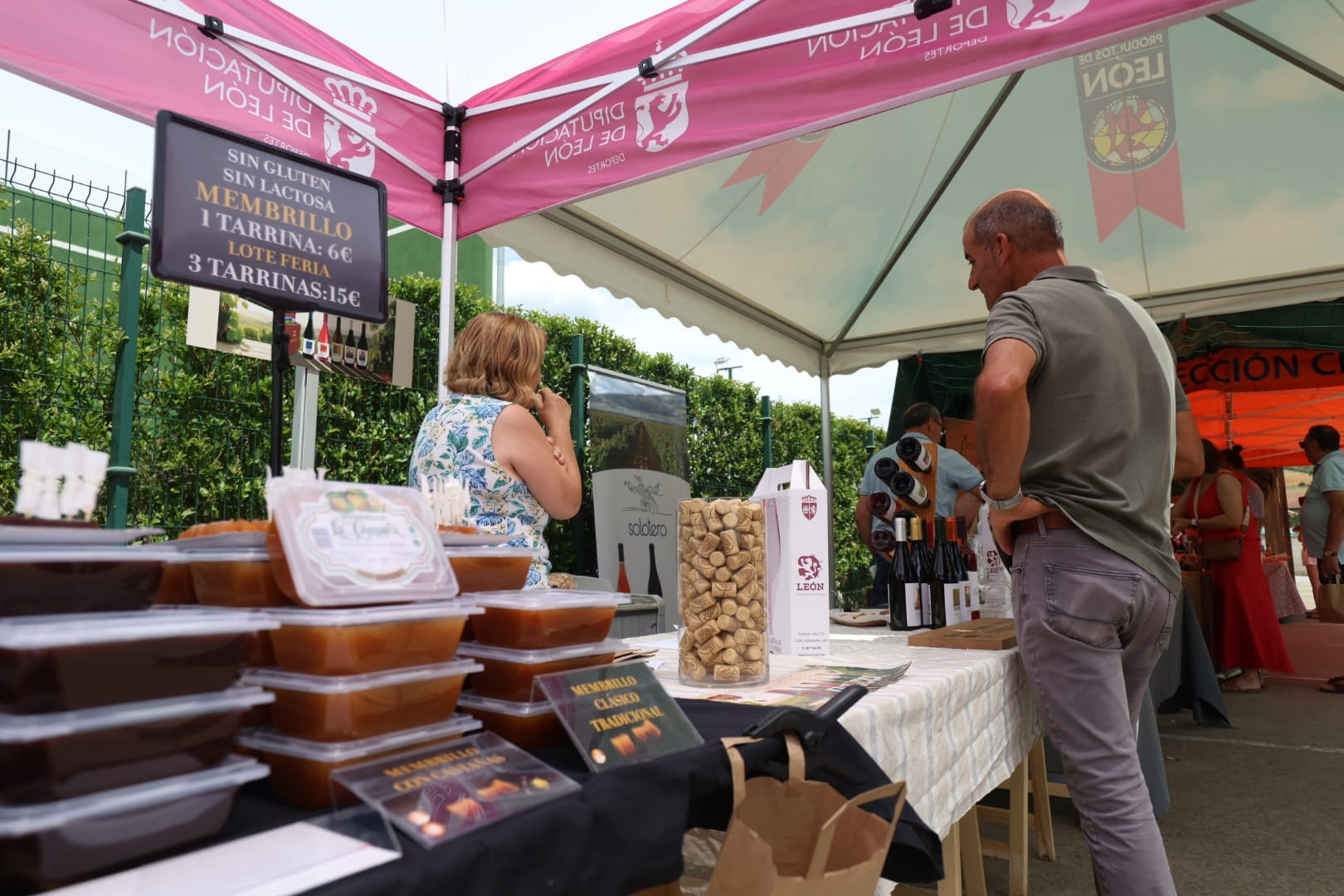 La feria del vino y del queso y la concentración de coches clásicos de Sariegos, en imágenes