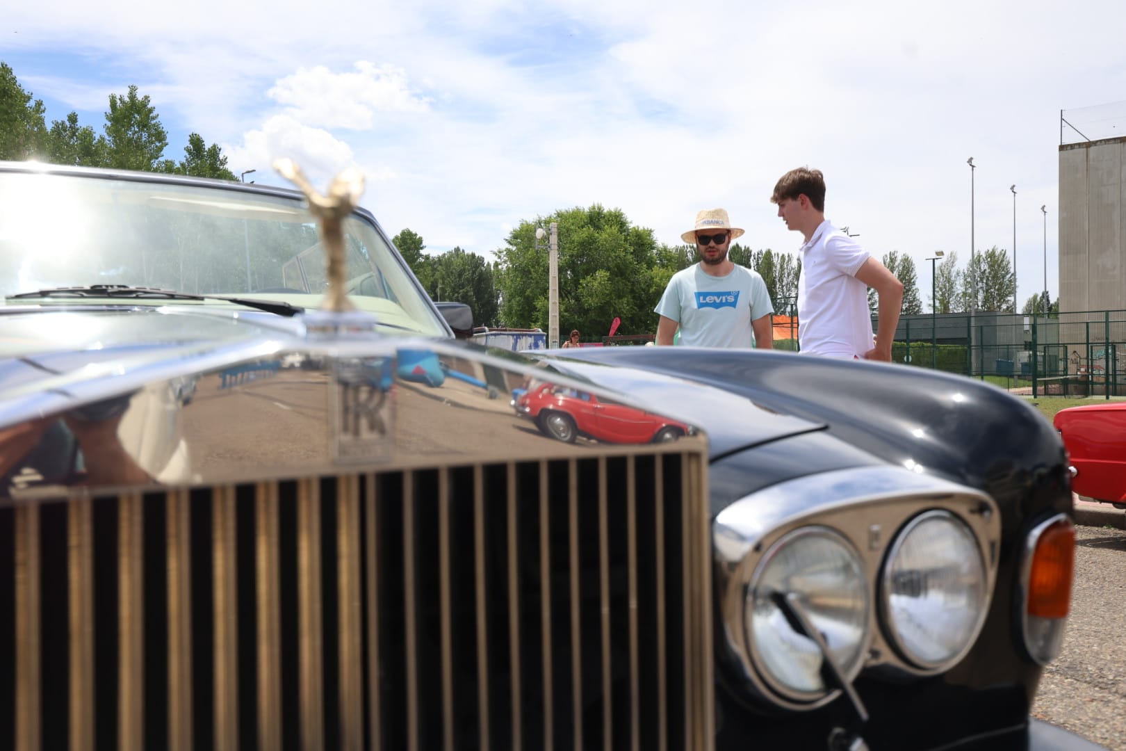 La feria del vino y del queso y la concentración de coches clásicos de Sariegos, en imágenes