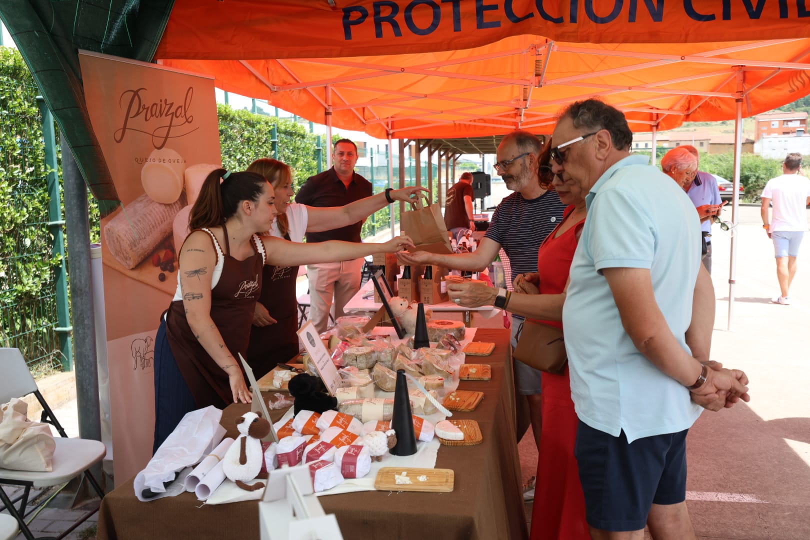 La feria del vino y del queso y la concentración de coches clásicos de Sariegos, en imágenes