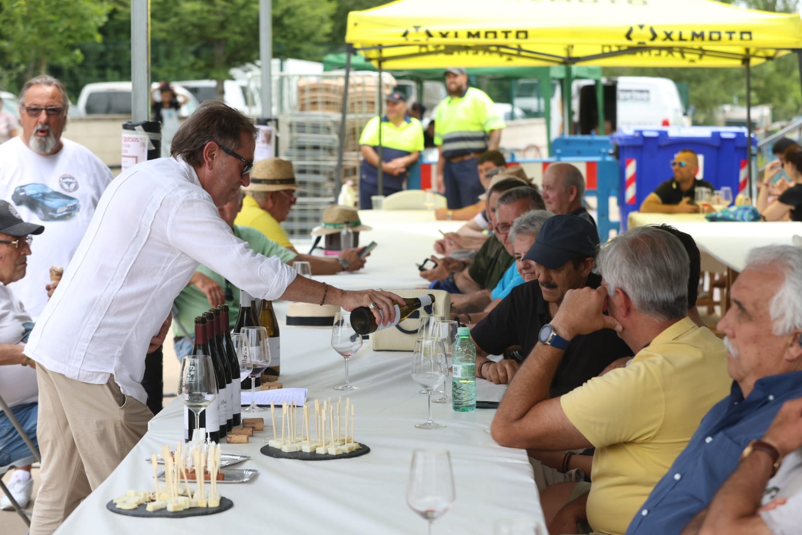 La feria del vino y del queso y la concentración de coches clásicos de Sariegos, en imágenes