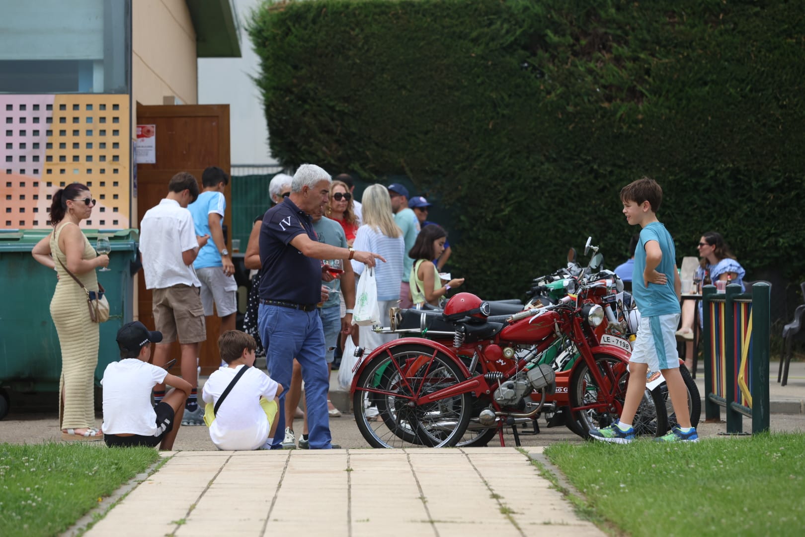 La feria del vino y del queso y la concentración de coches clásicos de Sariegos, en imágenes