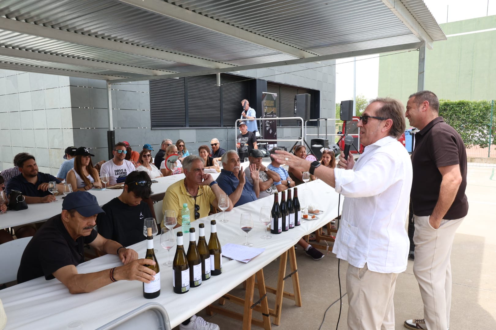 La feria del vino y del queso y la concentración de coches clásicos de Sariegos, en imágenes