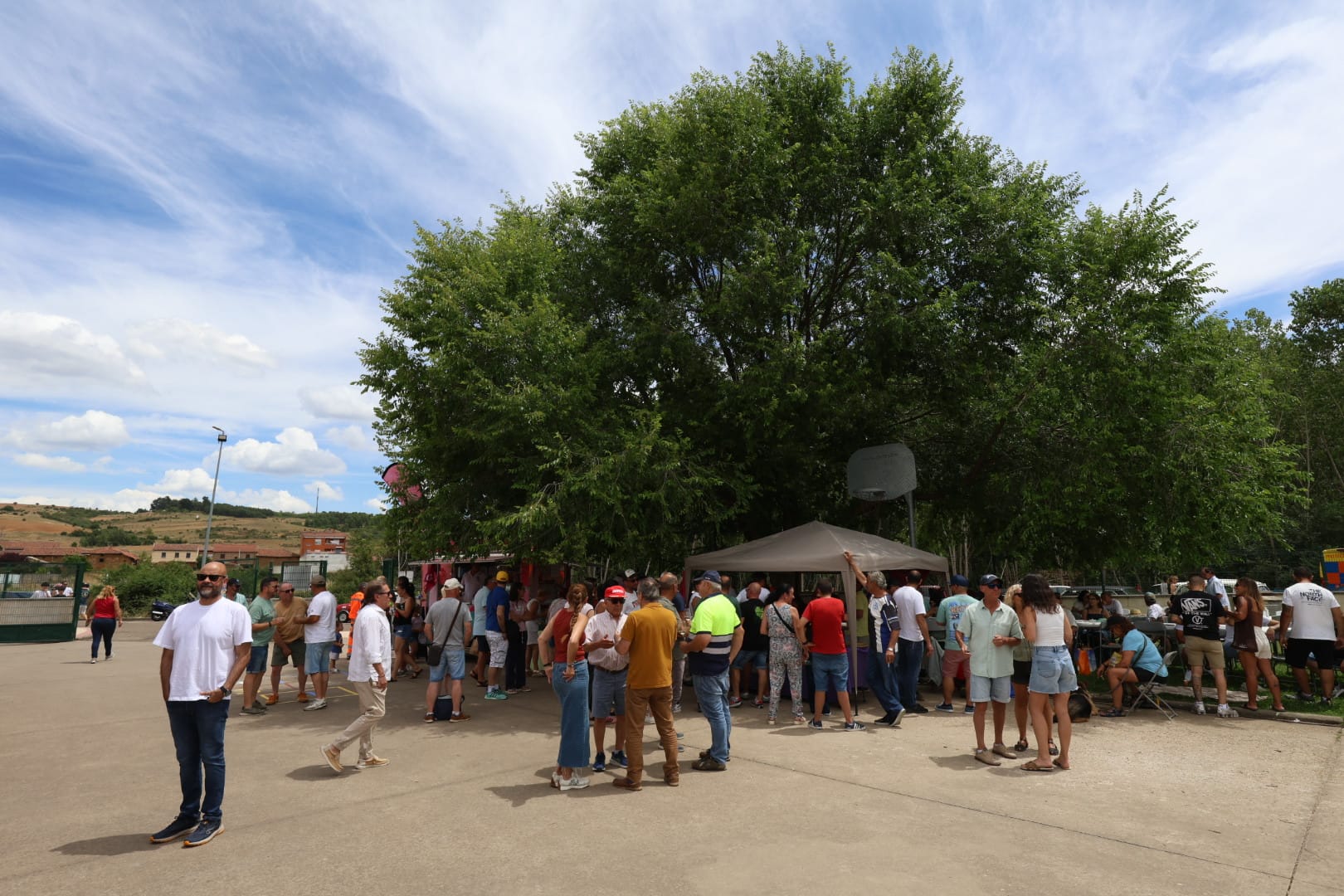 La feria del vino y del queso y la concentración de coches clásicos de Sariegos, en imágenes